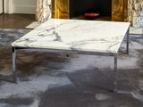 une table basse en marbre devant une cheminée