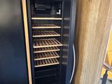 une photo d'un réfrigérateur contenant un bac à vin
