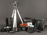 un trépied avec un appareil photo et d'autres objets posés sur une table