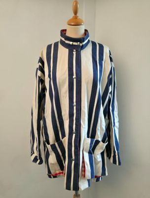 une photo d'une chemise sur un présentoir pour mannequin