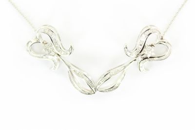 gros plan d'un collier sur fond blanc