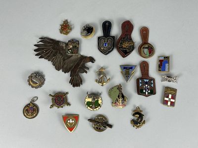 de nombreux pins et badges sur un fond blanc