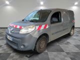 une camionnette grise avec des bandes rouges sur le côté