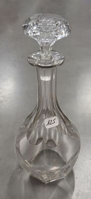 une bouteille en verre transparent avec un bouchon en forme de losange