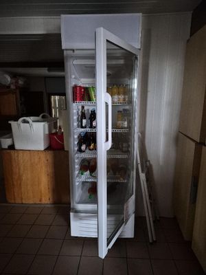 un réfrigérateur dont la porte est ouverte dans une cuisine