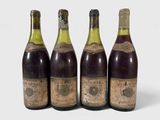 trois bouteilles de vin posées les unes à côté des autres sur une surface blanche
