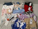 beaucoup de vêtements rangés dans une boîte