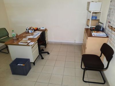 un bureau et une chaise dans une pièce au sol carrelé