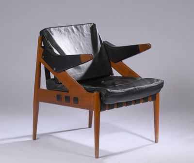 un fauteuil en cuir noir avec une structure en bois et une assise en cuir noir