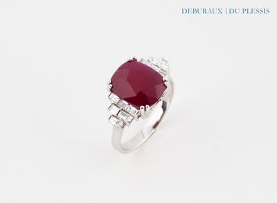 Gros plan sur une bague ornée d'une pierre rouge
