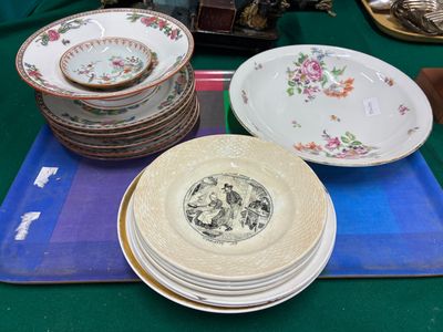 de nombreuses assiettes et bols posés sur un plateau posé sur une table
