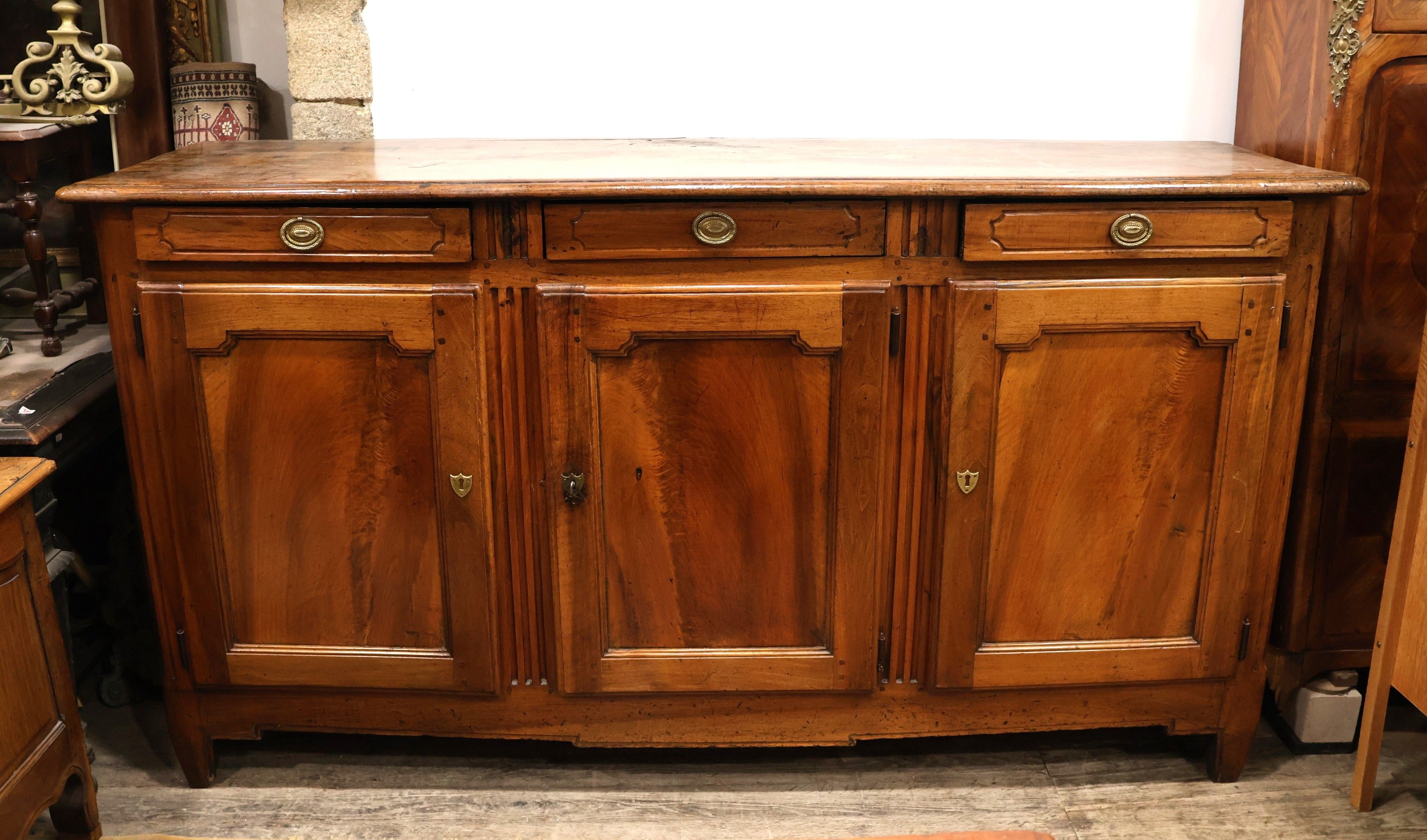 Enfilade en bois naturel mouluré ouvrant par trois vantaux e…