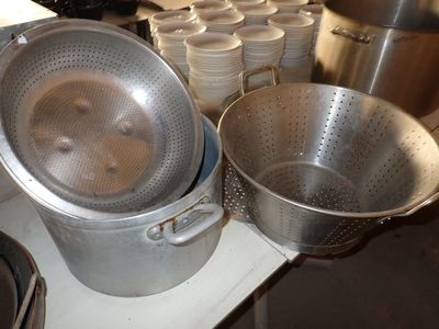 de nombreuses casseroles et poêles posées sur une table