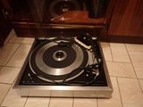 un tourne-disque posé sur une platine dans une cuisine