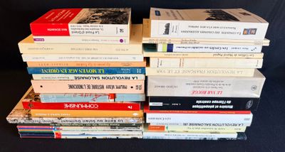 plusieurs livres empilés sur une table