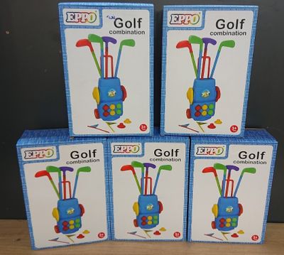 quatre cartons contenant du matériel de golf posés sur une table en bois