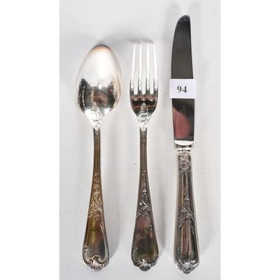 trois fourchettes et une cuillère sur une table blanche
