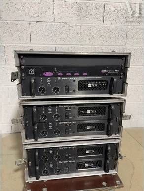 trois équipements audio montés en rack, empilés les uns sur les autres