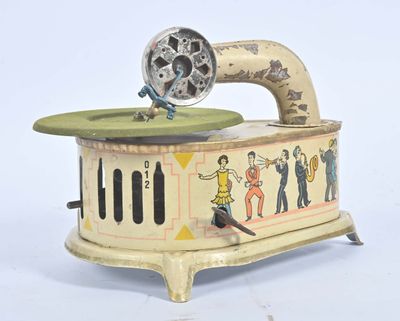 une machine à coudre à l'ancienne posée sur une table