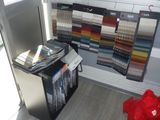 une photo d'une pièce avec de nombreux échantillons de couleurs sur le mur