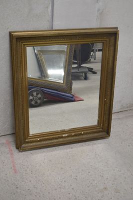 un miroir posé par terre devant un mur