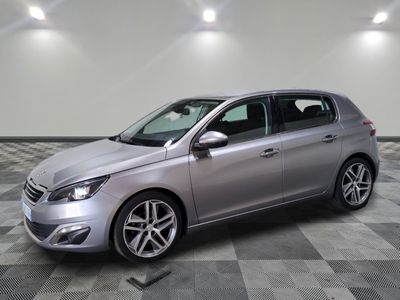 une voiture argentée garée sur un sol en dalles à damier dans un garage