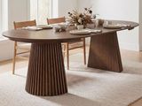 une table sur laquelle se trouve un vase avec des fleurs
