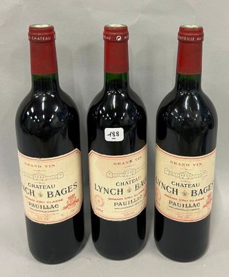 trois bouteilles de vin rouge sont alignées sur une surface blanche