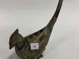 une vieille statue d'oiseau en bronze avec une étiquette autour du cou