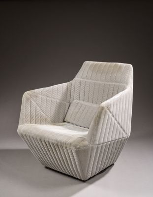 une chaise blanche dont le dossier et l'assise sont matelassés