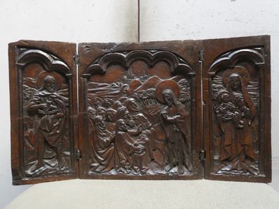 trois panneaux en bois sculpté représentant des scènes de la vie de Jésus et de Marie