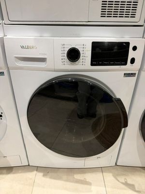 une pile de lave-linge et de sèche-linge posée par terre