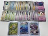un lot de cartes posées sur une table