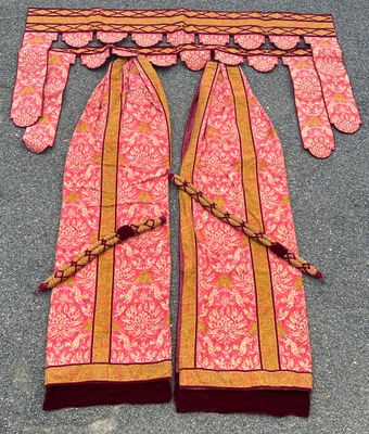 Superbe ensemble de deux tentures (rideaux ou entourages de …