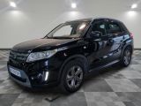 le 4x4 noir est garé sur un sol en damier dans le garage