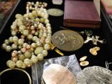 un plateau noir sur lequel sont disposés de nombreux bijoux