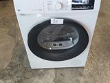 une machine à laver posée sur le sol