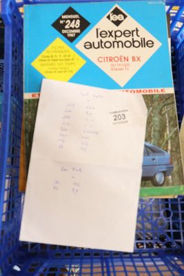 un ticket de caisse dans un caddie bleu à côté d'une voiture bleue