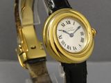 une photo d'une montre-bracelet dorée et noire avec des chiffres romains