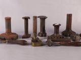 tout un tas d'outils de plomberie de toutes sortes sur la table