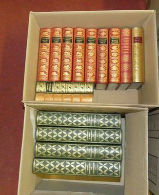 beaucoup de livres dans une boîte sur la table