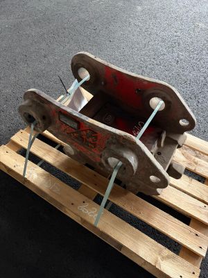 une palette en bois à laquelle est fixé un skateboard