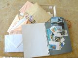 une pile de courrier posée sur une table à côté d'un clavier