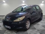 la photo d'une voiture noire garée dans un garage