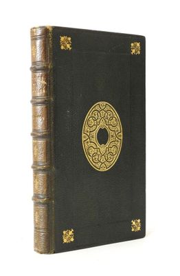 un livre noir orné de bordures dorées et d'un médaillon doré sur la couverture