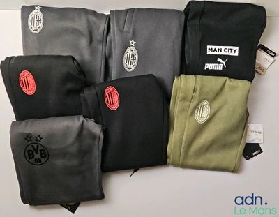 cinq paires de leggings posées sur une table
