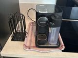 une cafetière posée sur le plan de travail de la cuisine