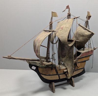 une maquette de bateau en bois exposée sur une table