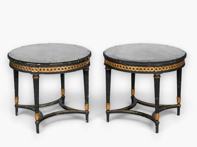 paire de tables d'appoint noires et dorées avec des plateaux en marbre