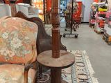deux chaises et une table dans une pièce avec un tapis